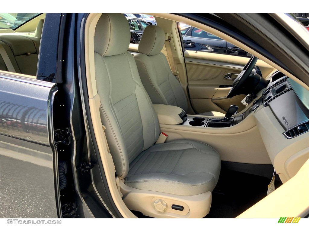 2018 Ford Taurus SE Front Seat Photo #146126366