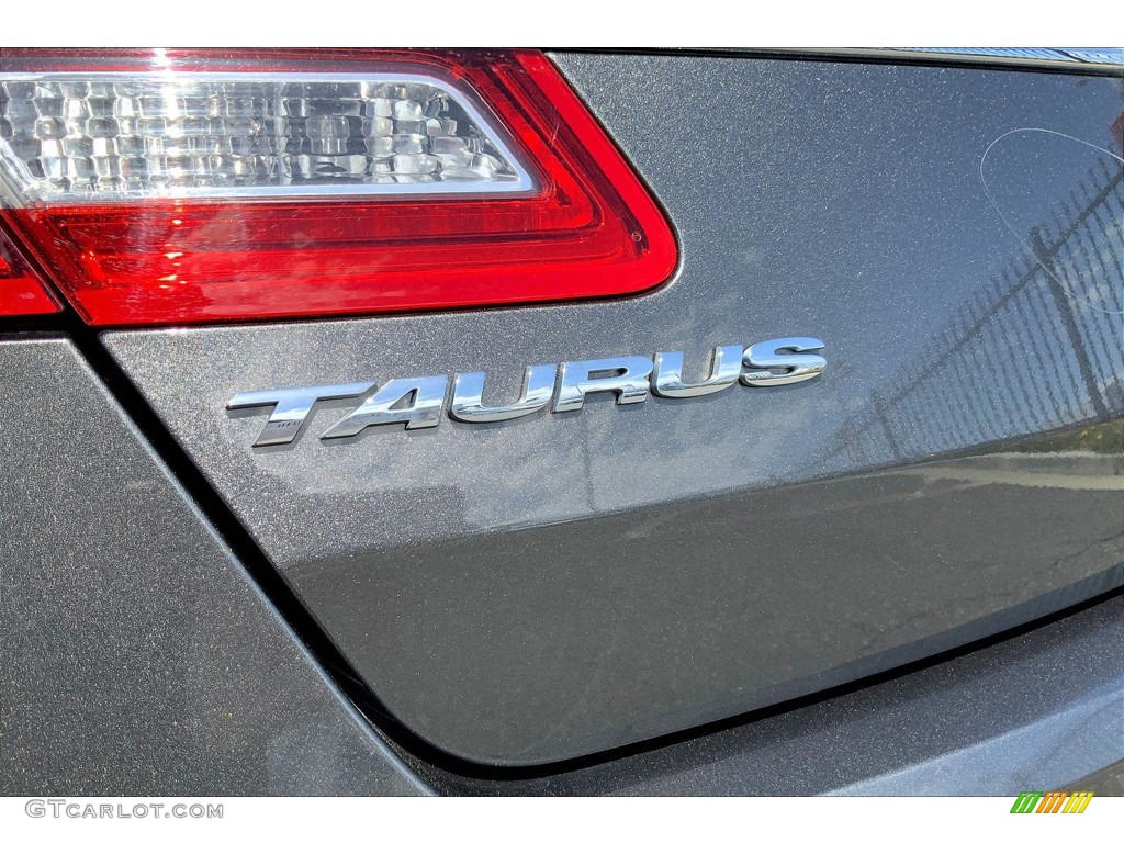 2018 Ford Taurus SE Marks and Logos Photos