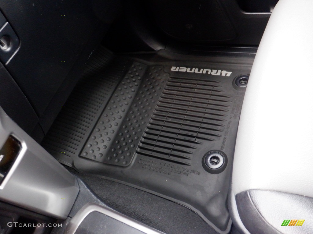 2018 4Runner SR5 4x4 - Super White / Black photo #28