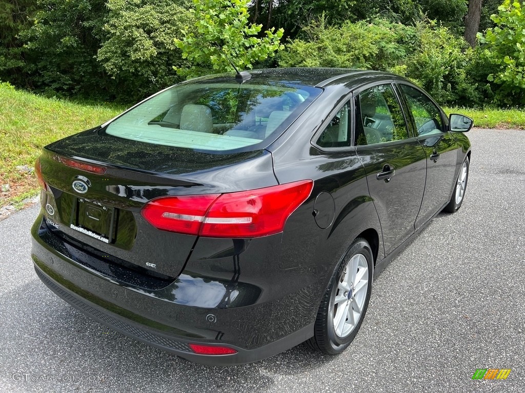 2015 Focus SE Sedan - Tuxedo Black Metallic / Medium Light Stone photo #6