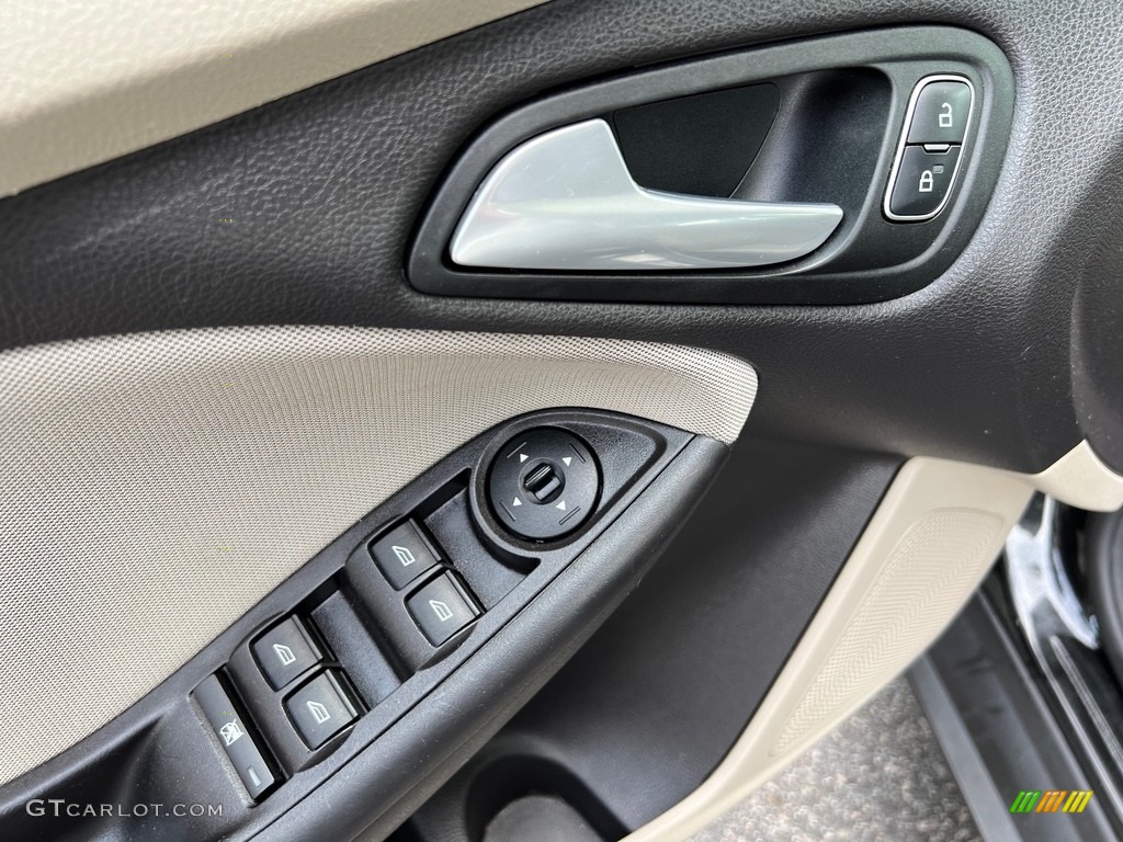 2015 Ford Focus SE Sedan Door Panel Photos