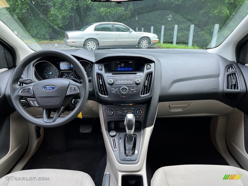 2015 Ford Focus SE Sedan Dashboard Photos
