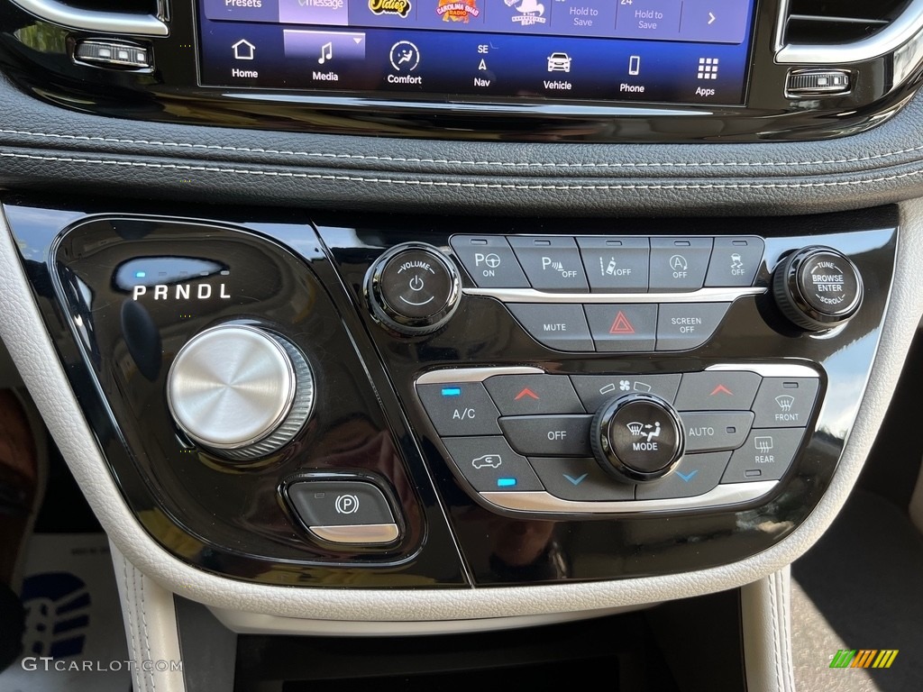 2021 Chrysler Pacifica Limited AWD Controls Photos