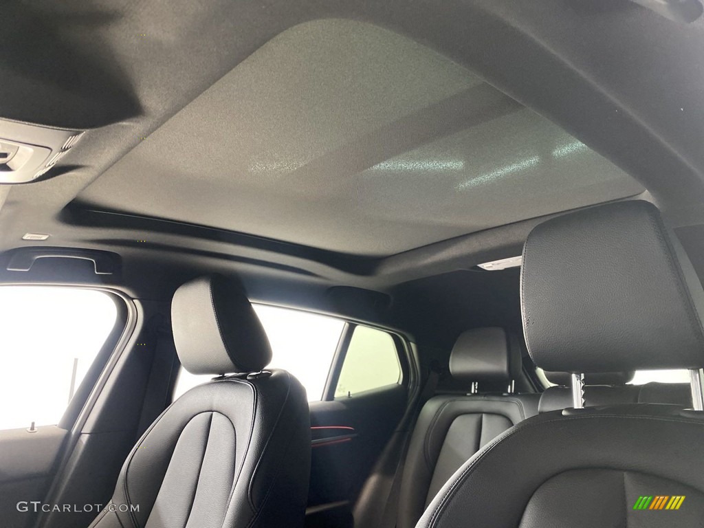 2020 X2 sDrive28i - Black Sapphire Metallic / Black photo #30