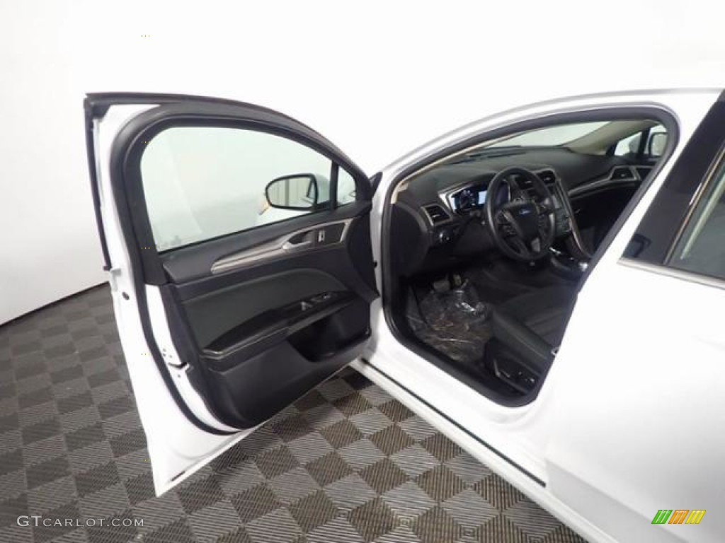 2020 Fusion SE - Oxford White / Ebony photo #17