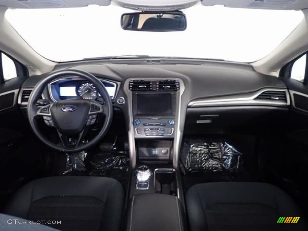 2020 Fusion SE - Oxford White / Ebony photo #21