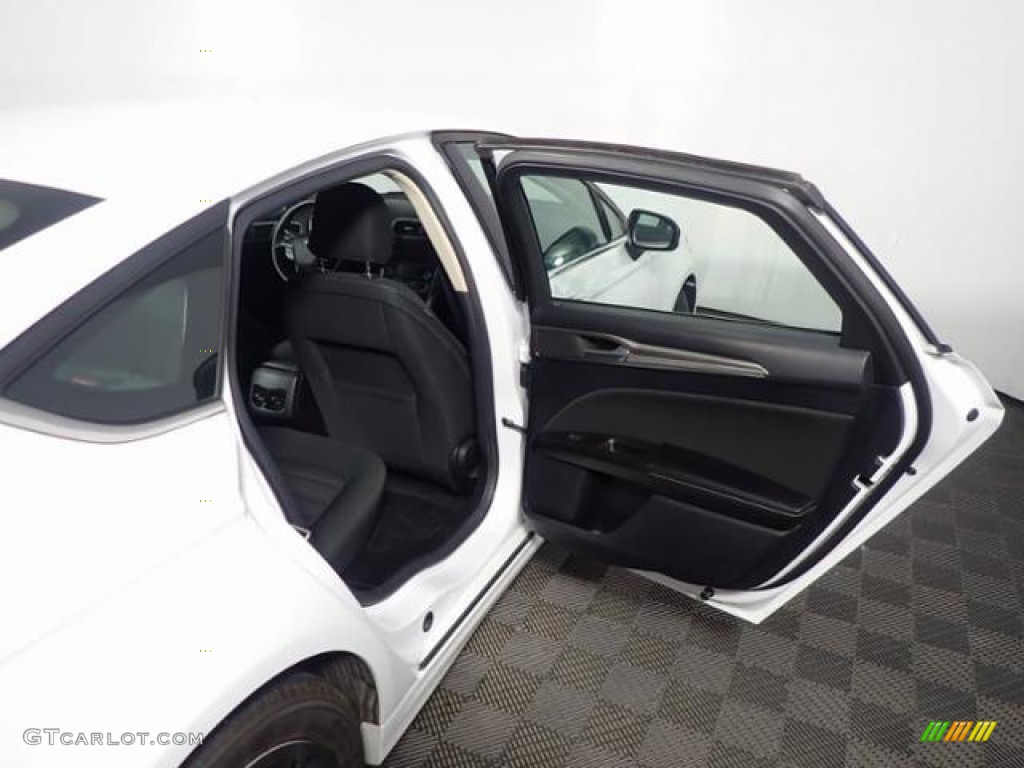2020 Fusion SE - Oxford White / Ebony photo #32
