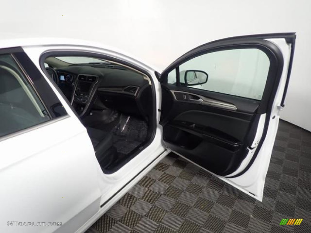 2020 Fusion SE - Oxford White / Ebony photo #34