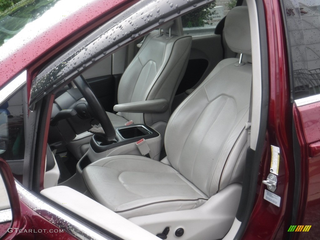 2017 Chrysler Pacifica Limited Front Seat Photos