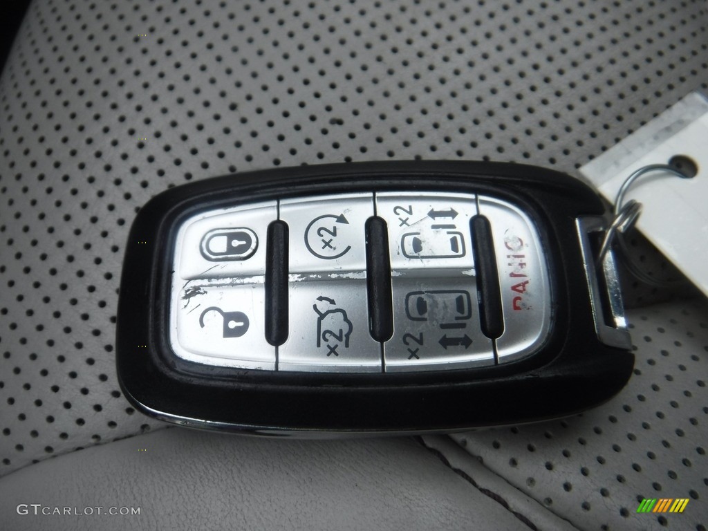 2017 Chrysler Pacifica Limited Keys Photos