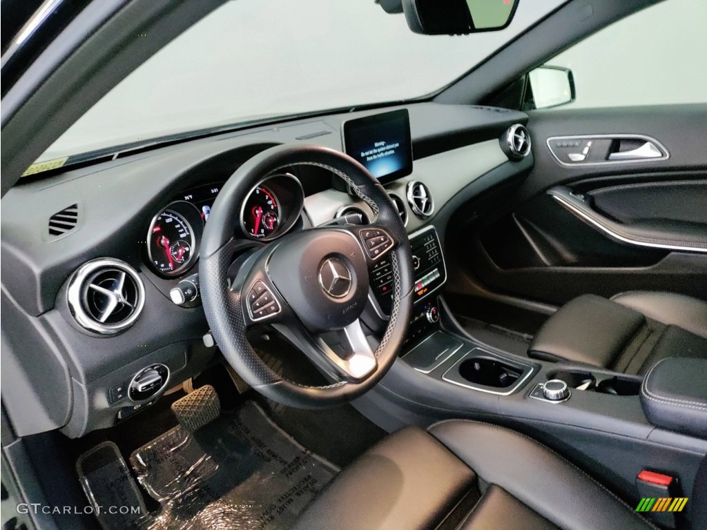 2018 GLA 250 - Night Black / Black photo #13