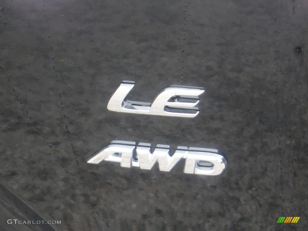 2022 Toyota Corolla Cross LE AWD Marks and Logos Photos