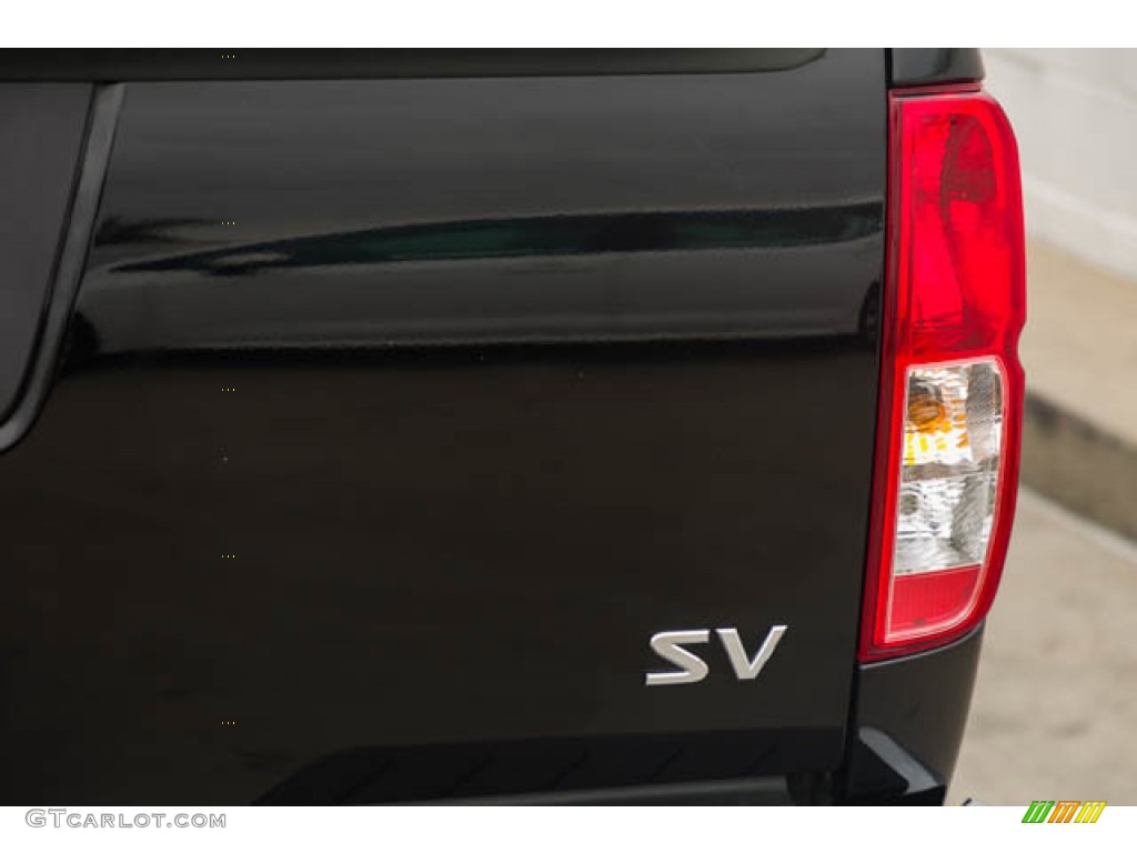 2017 Nissan Frontier SV Crew Cab Marks and Logos Photos