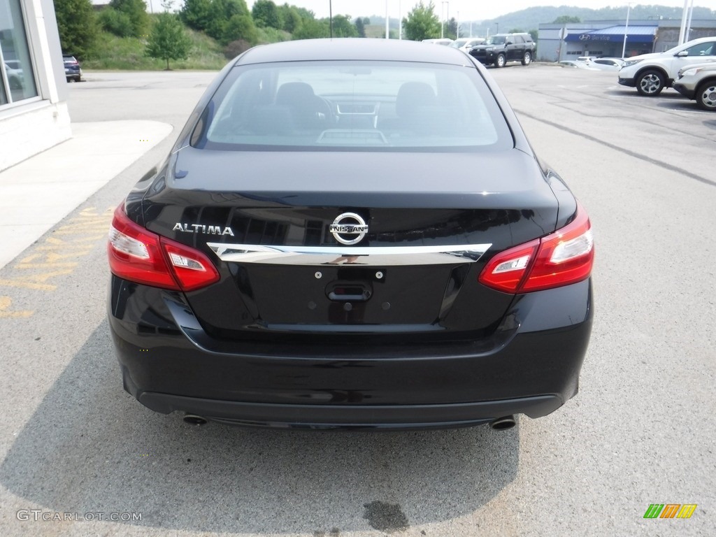 2017 Altima 2.5 S - Super Black / Charcoal photo #8