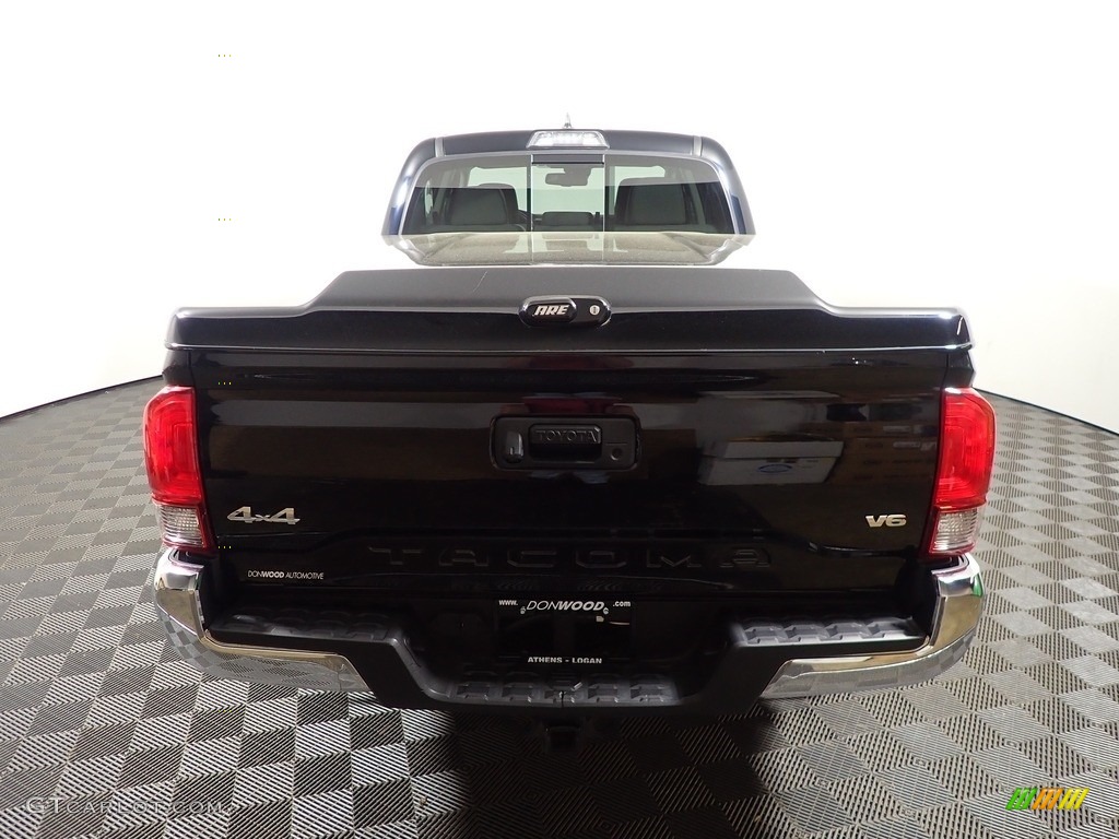 2018 Tacoma SR5 Double Cab 4x4 - Midnight Black Metallic / Cement Gray photo #11
