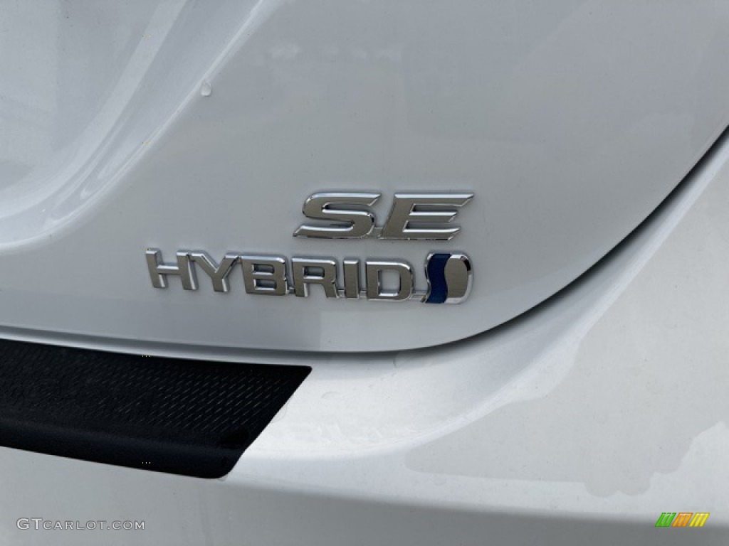 2023 Toyota Camry SE Hybrid Marks and Logos Photos