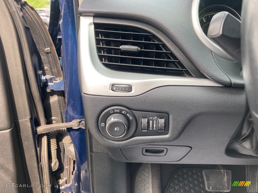 2018 Cherokee Latitude Plus 4x4 - Patriot Blue Pearl / Black photo #26