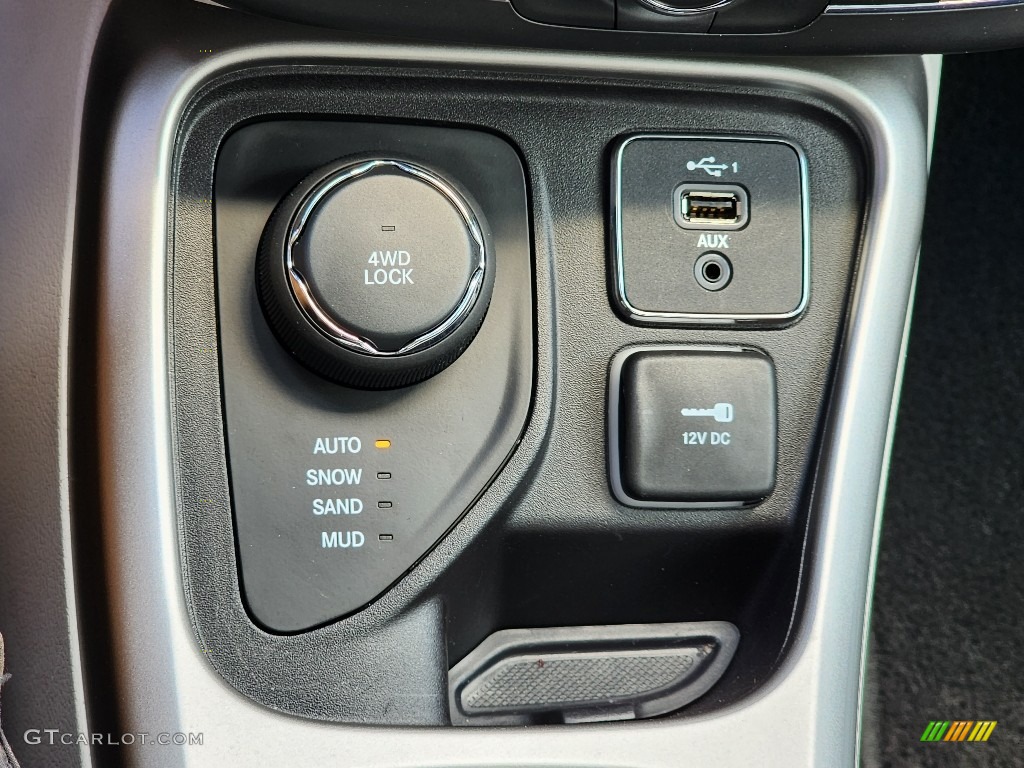 2020 Jeep Compass Latitude 4x4 Controls Photos