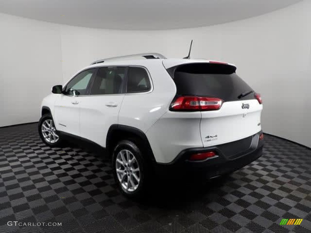 2016 Cherokee Latitude 4x4 - Bright White / Black photo #7