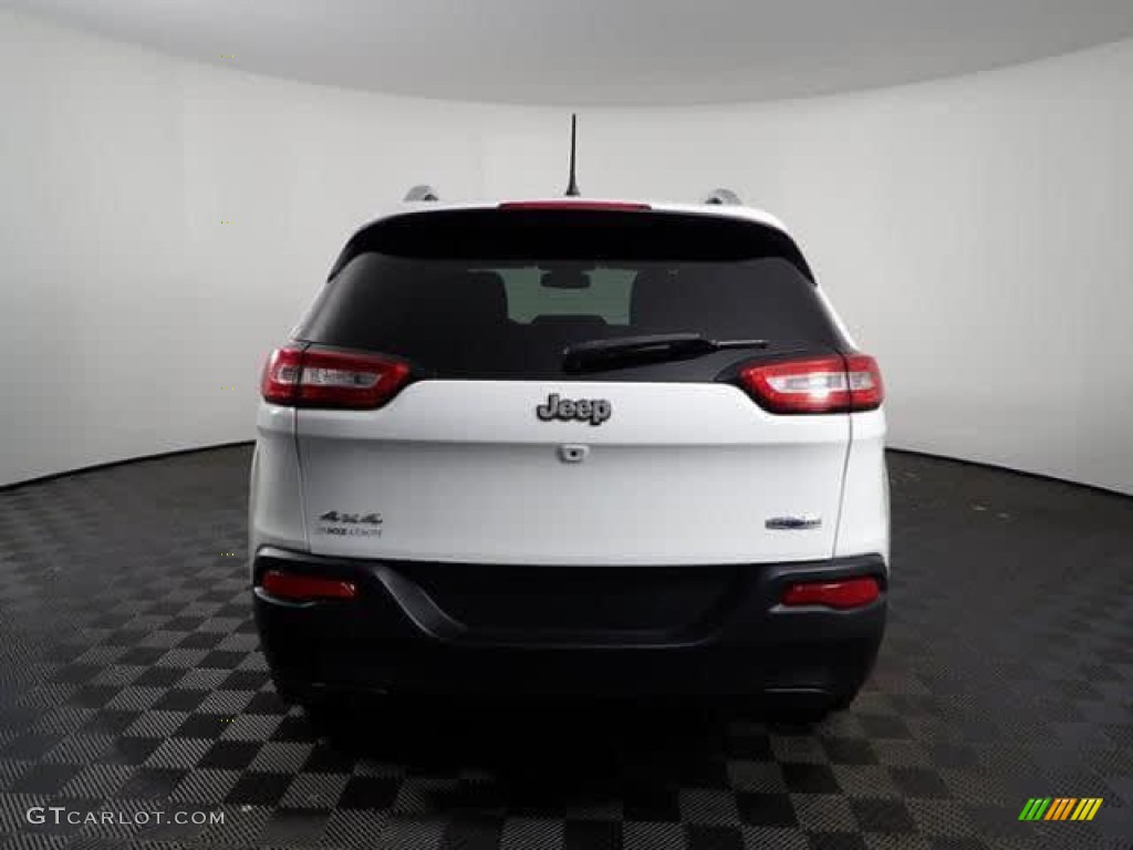 2016 Cherokee Latitude 4x4 - Bright White / Black photo #8