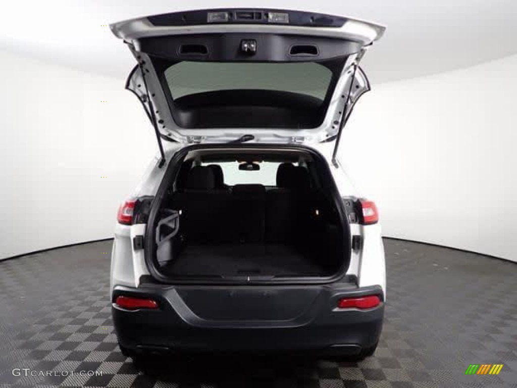 2016 Cherokee Latitude 4x4 - Bright White / Black photo #9