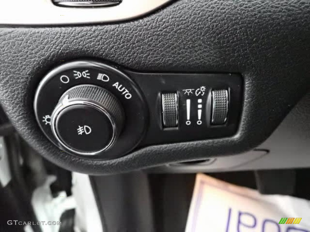 2016 Cherokee Latitude 4x4 - Bright White / Black photo #15
