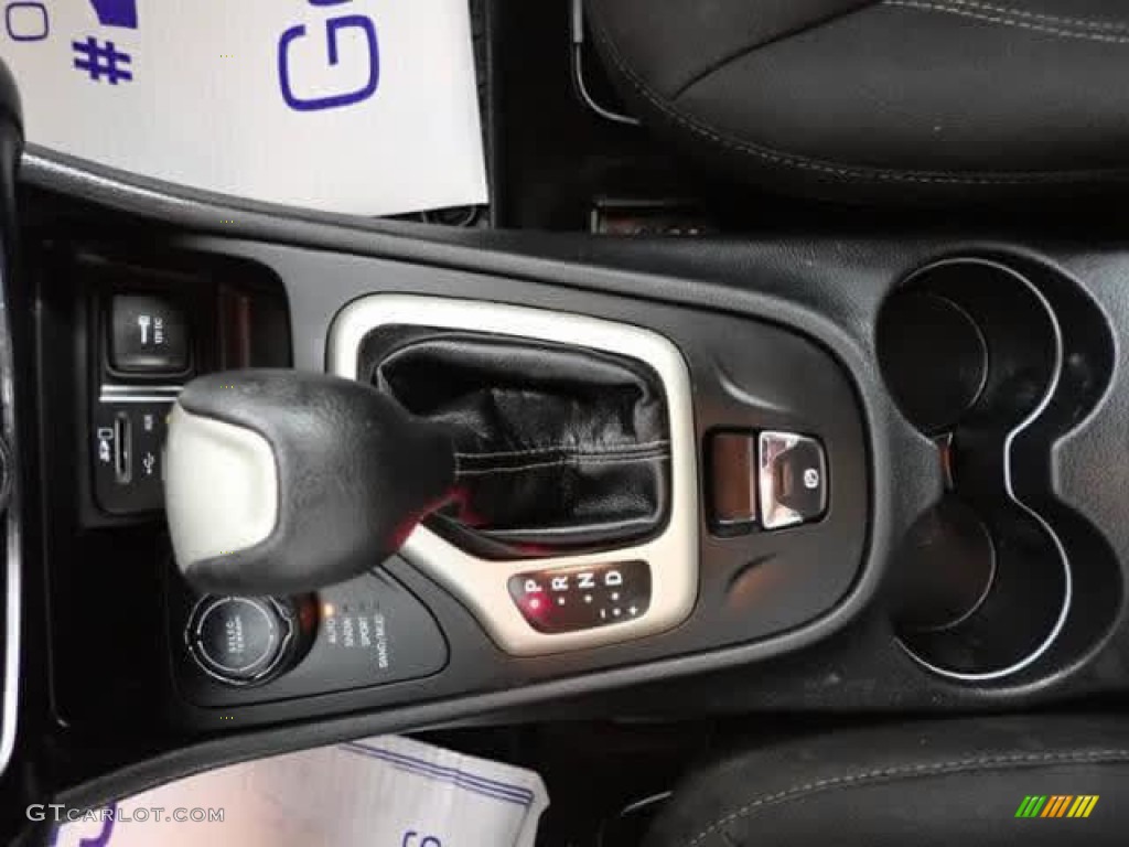 2016 Cherokee Latitude 4x4 - Bright White / Black photo #20