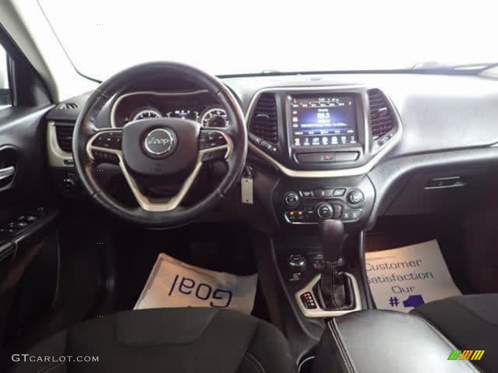 2016 Cherokee Latitude 4x4 - Bright White / Black photo #24