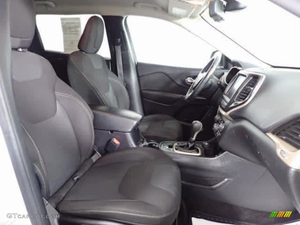 2016 Cherokee Latitude 4x4 - Bright White / Black photo #26