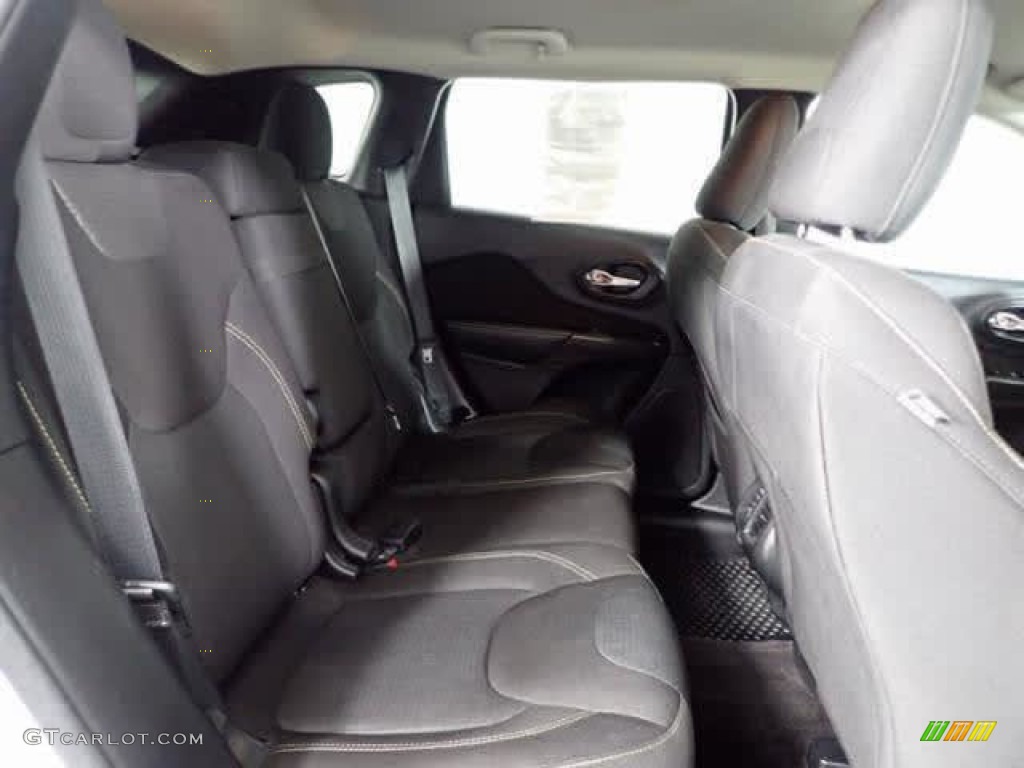 2016 Cherokee Latitude 4x4 - Bright White / Black photo #28