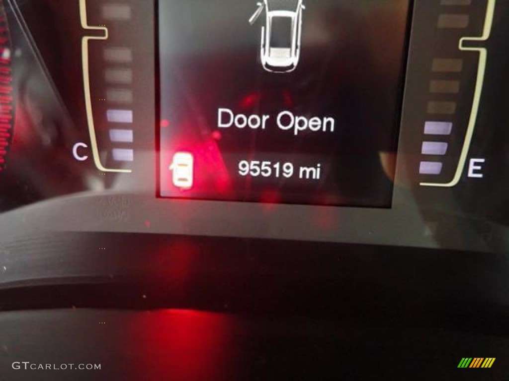 2016 Cherokee Latitude 4x4 - Bright White / Black photo #30