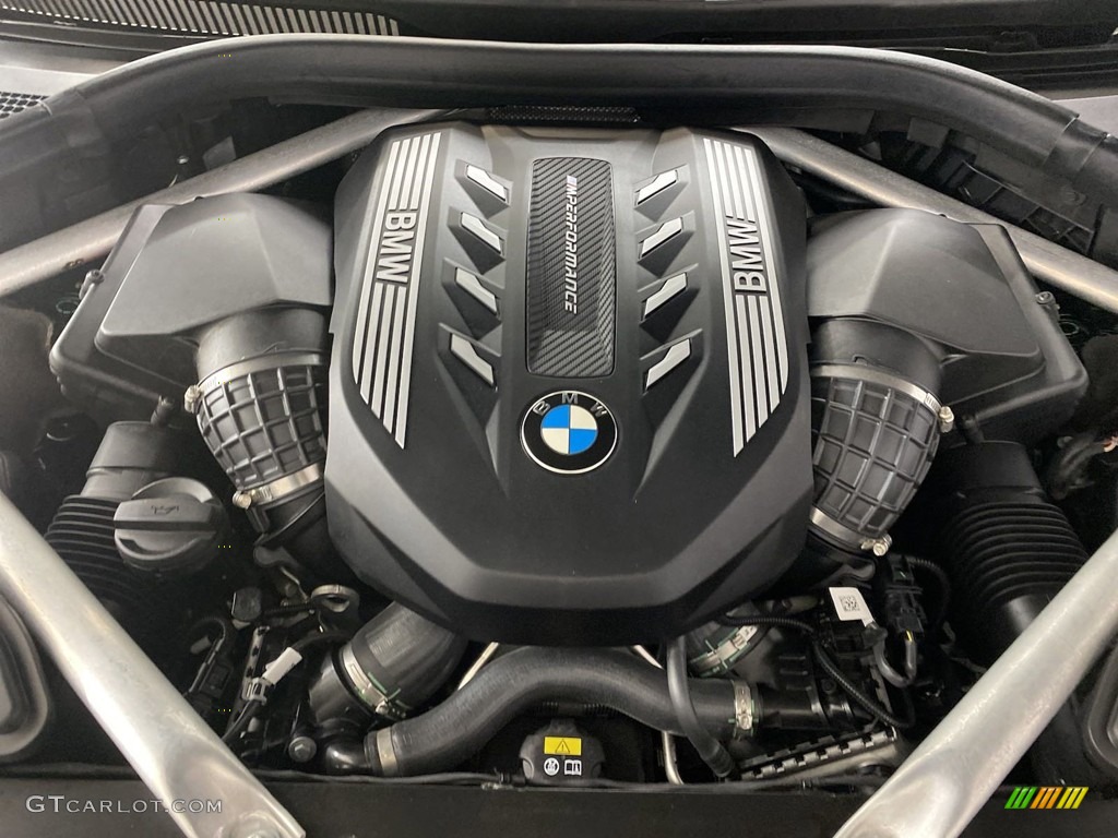 2021 BMW X7 M50i Engine Photos
