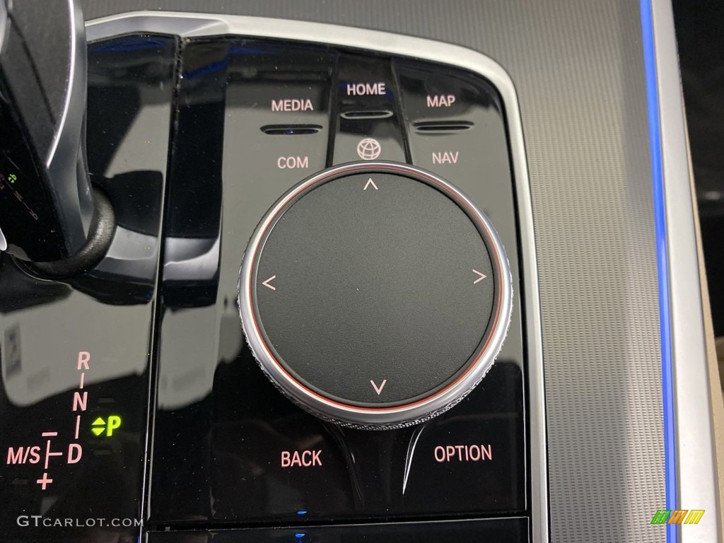 2022 BMW X5 xDrive45e Controls Photos