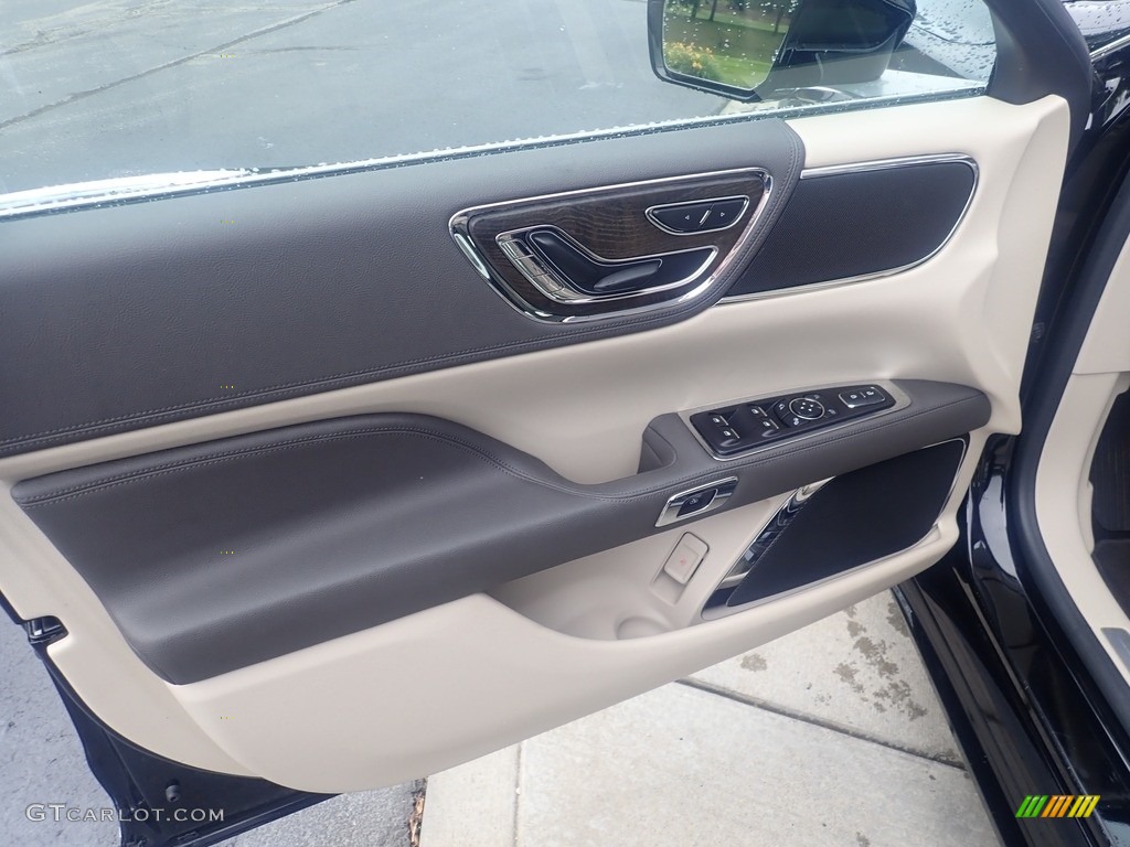 2017 Lincoln Continental Select AWD Door Panel Photos