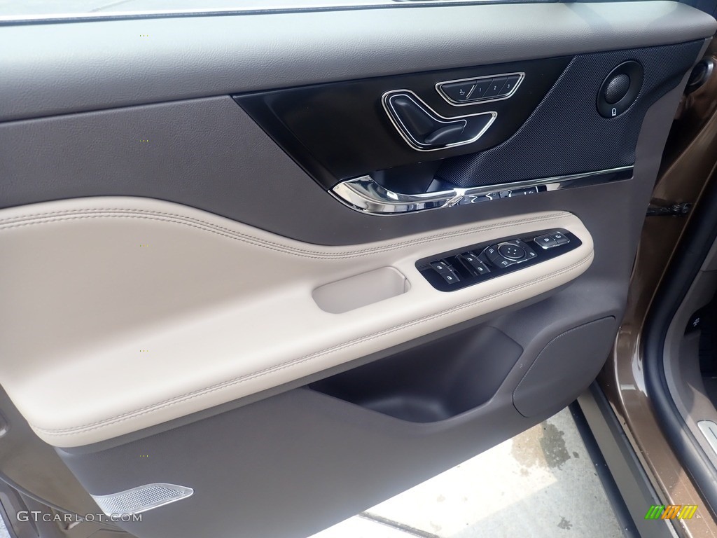 2022 Lincoln Corsair Reserve AWD Door Panel Photos