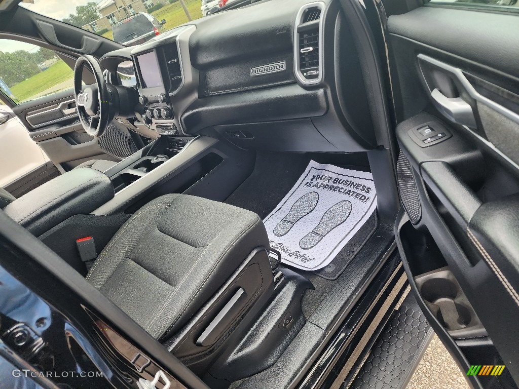 2019 1500 Big Horn Black Crew Cab 4x4 - Diamond Black Crystal Pearl / Black photo #31