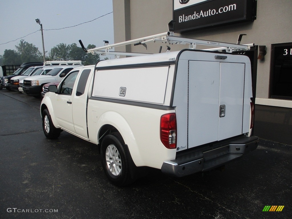 2020 Frontier SV King Cab 4x4 - Glacier White / Beige photo #3