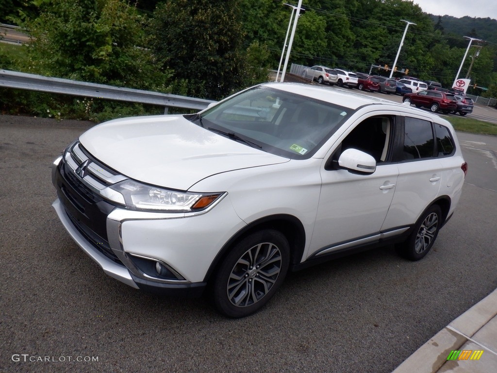 2018 Outlander SE S-AWC - Diamond White Pearl / Black photo #10