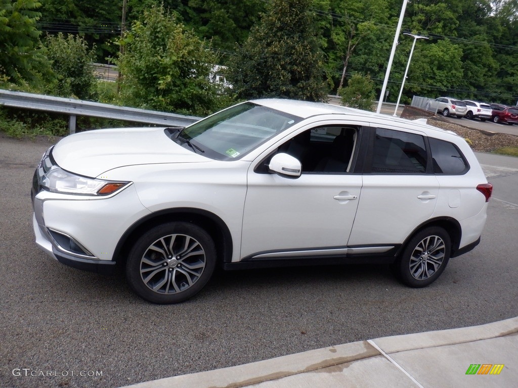 2018 Outlander SE S-AWC - Diamond White Pearl / Black photo #11