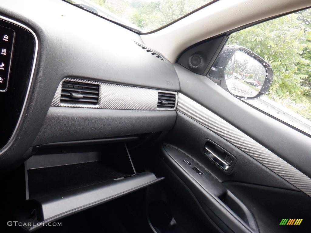 2018 Outlander SE S-AWC - Diamond White Pearl / Black photo #22