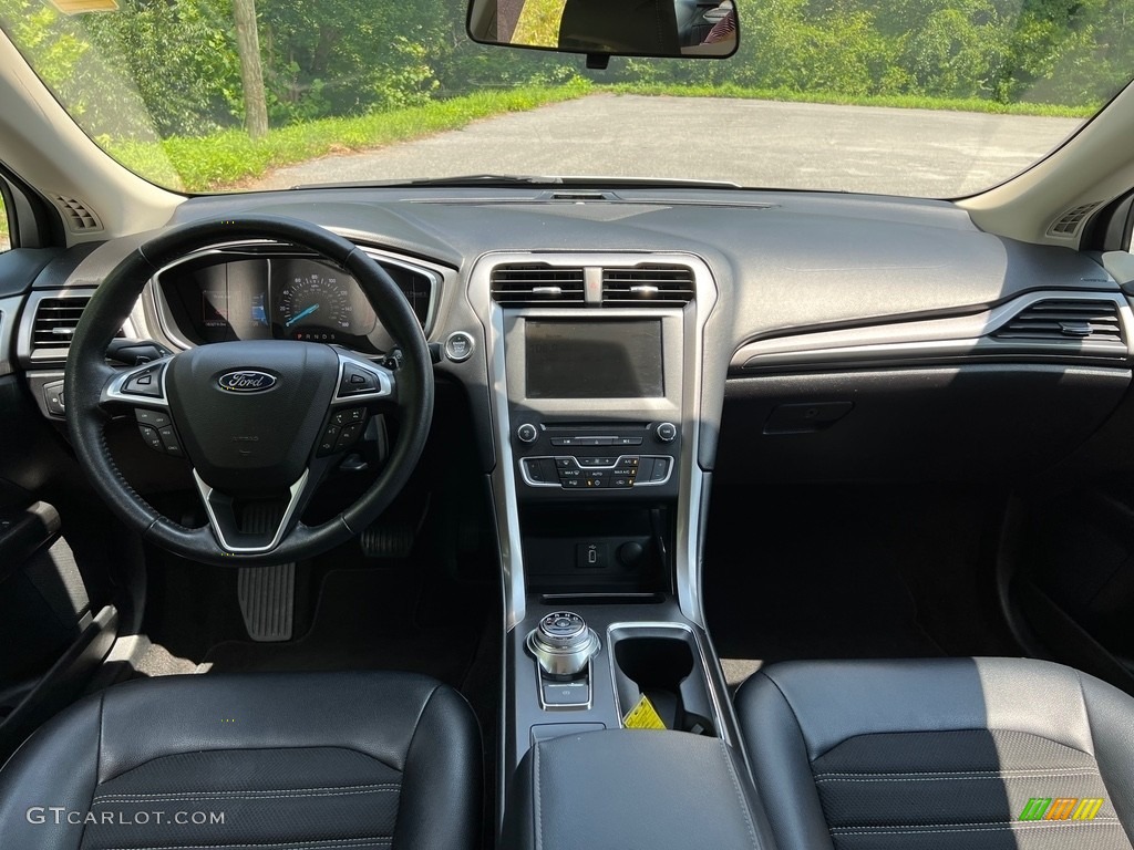 2017 Ford Fusion SE Dashboard Photos
