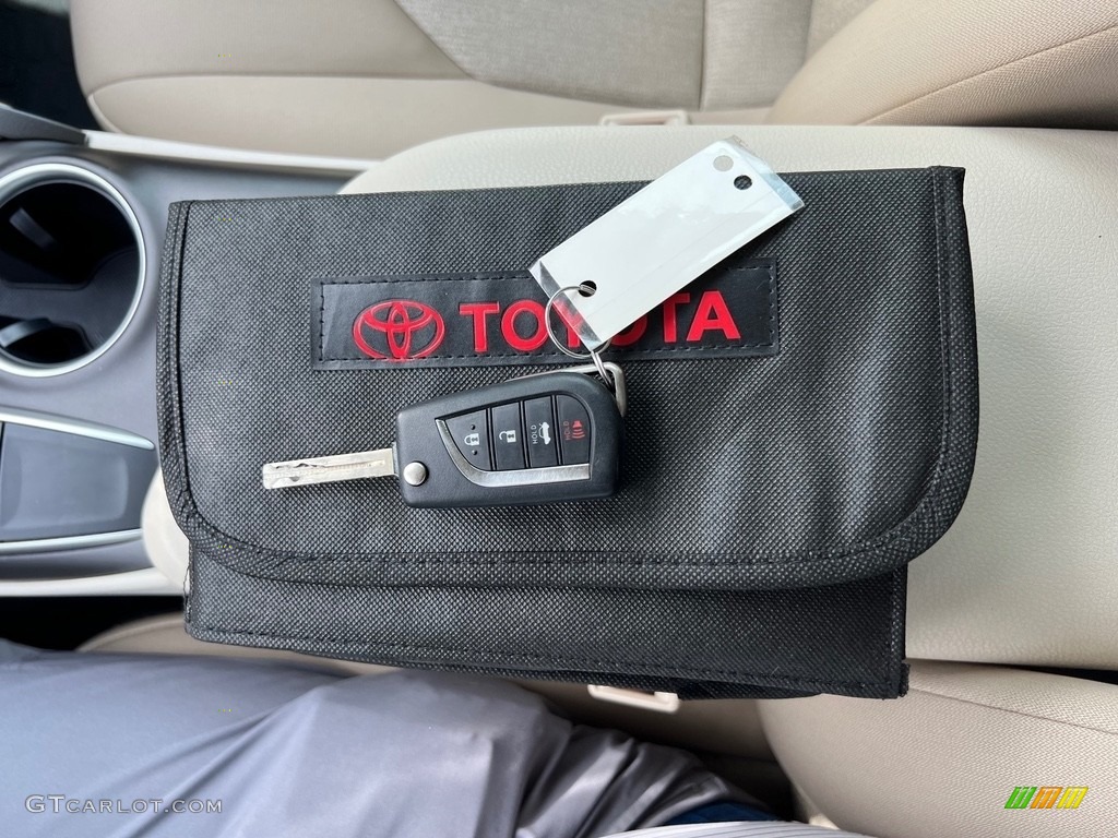 2022 Toyota Camry LE Keys Photo #146283055