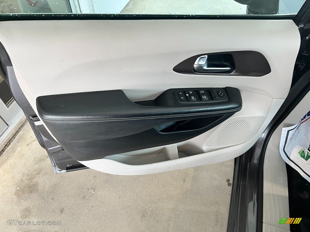 2021 Chrysler Voyager LXI Black/Alloy Door Panel Photo #146293280