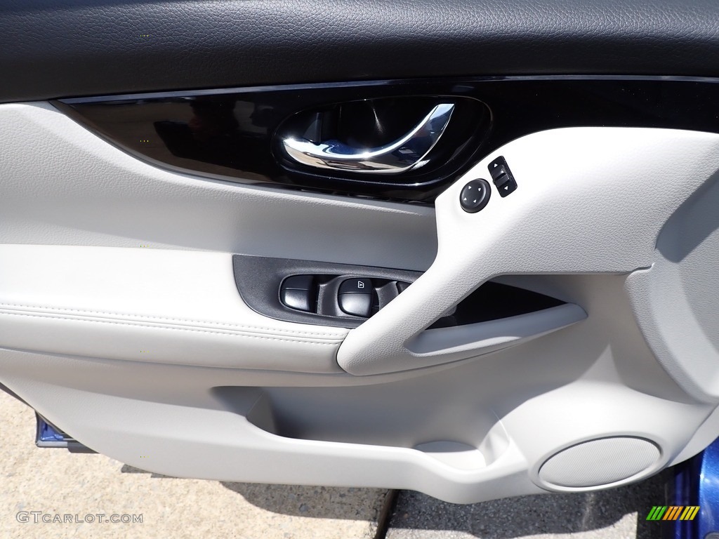 2019 Nissan Rogue Sport SV AWD Light Gray Door Panel Photo #146294403