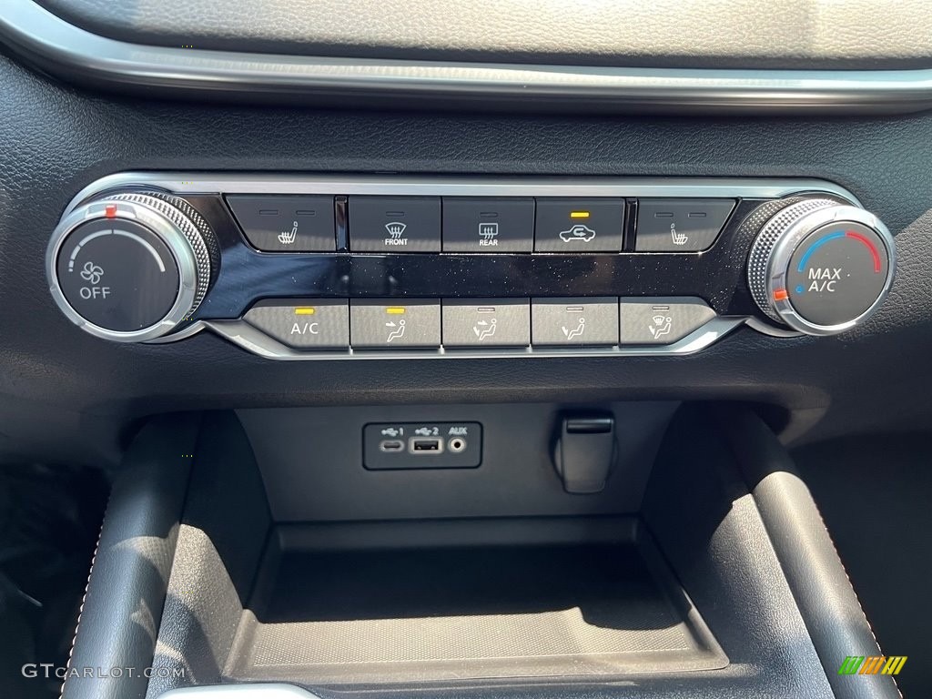 2019 Nissan Altima SR Controls Photos