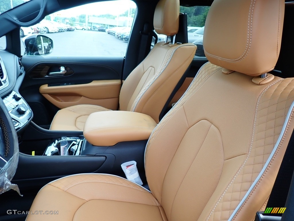2023 Chrysler Pacifica Pinnacle Plug-In Hybrid Front Seat Photos