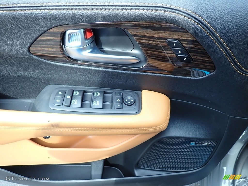 2023 Chrysler Pacifica Pinnacle Plug-In Hybrid Caramel/Black Door Panel Photo #146296811