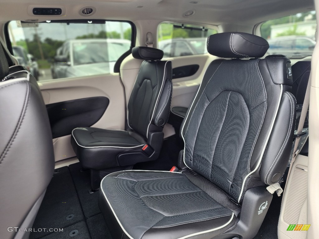 2022 Chrysler Pacifica Limited Rear Seat Photos