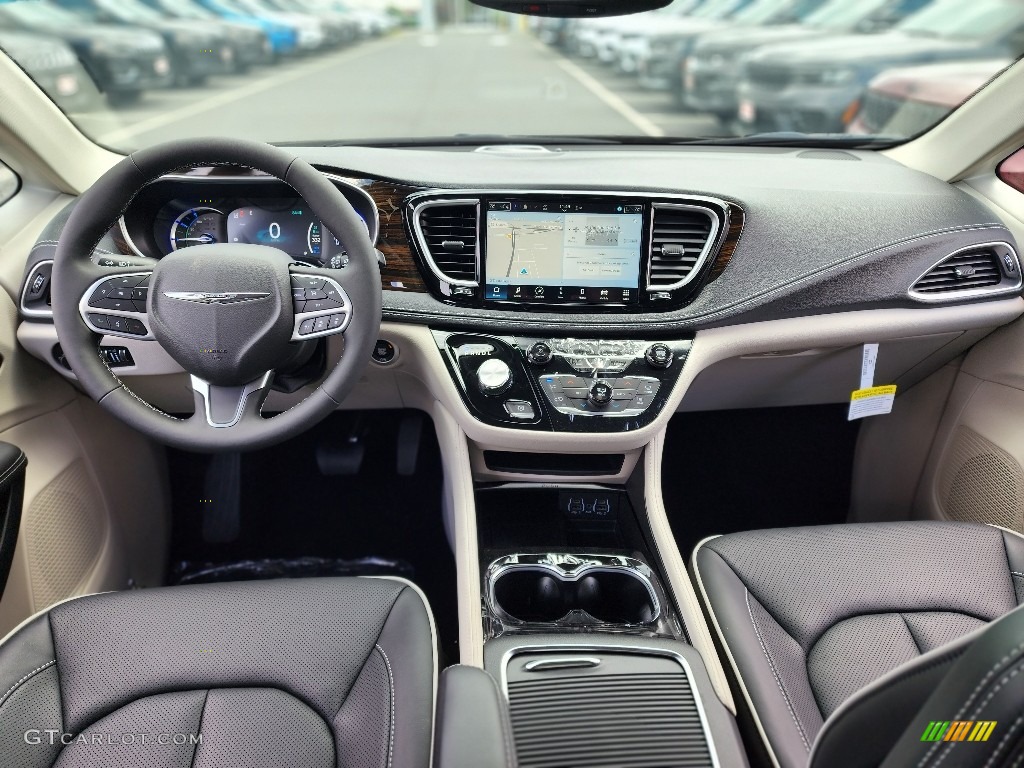 2023 Chrysler Pacifica Hybrid Limited Black/Alloy Dashboard Photo #146308022