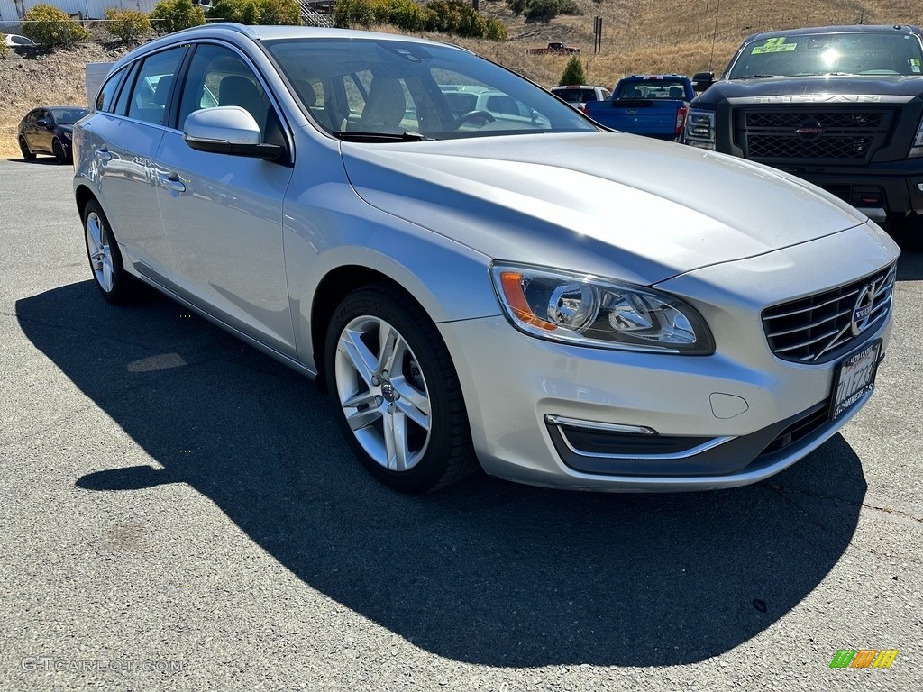 2015 V60 T5 Drive-E - Bright Silver Metallic / Soft Beige photo #1